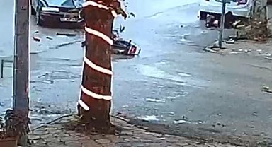 Otomobil ile motosikletin çarpışma anı güvenlik kamerasında