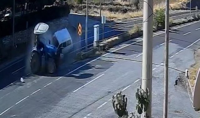 Otomobil ile traktörün çarpıştığı kaza anı güvenlik kamerasına yansıdı