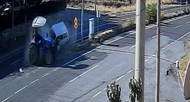Otomobil ile traktörün çarpıştığı kaza anı güvenlik kamerasına yansıdı