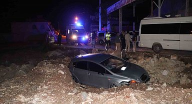 Otomobil inşaatın kazı alanına uçtu: 2 yaralı