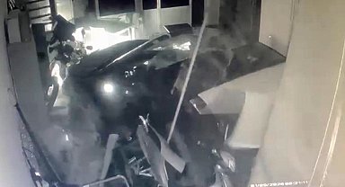 Otomobil, iş yerine girdi: O anlar kameraya yansıdı