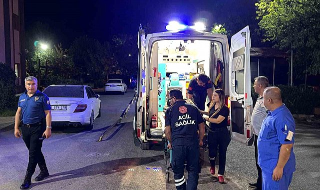 Otomobil kaldırım kenarında oturan kişiye çarptı: 1 ağır yaralı