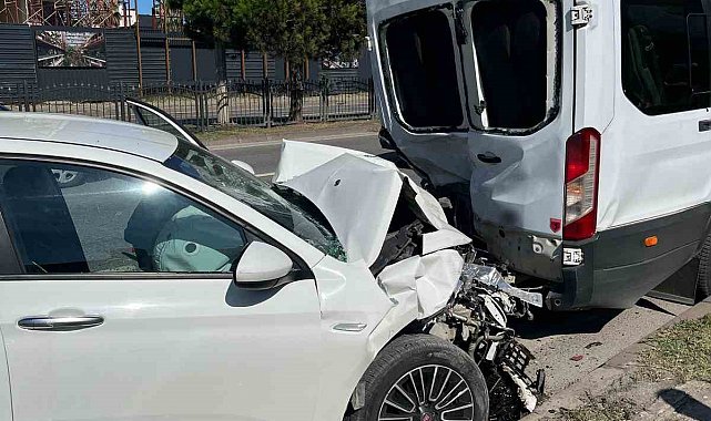 Otomobil minibüse arkadan çarptı: 4 yaralı