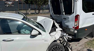 Otomobil minibüse arkadan çarptı: 4 yaralı