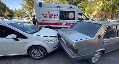 Otomobil park halindeki araçlara çarptı: 3 yaralı