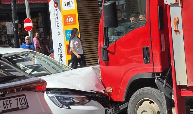 Otomobil park halindeki kamyonete çarptı: 1 yaralı