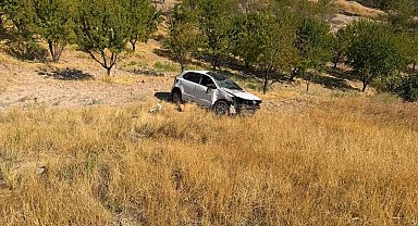 Otomobil tarlaya yuvarlandı: 1 yaralı