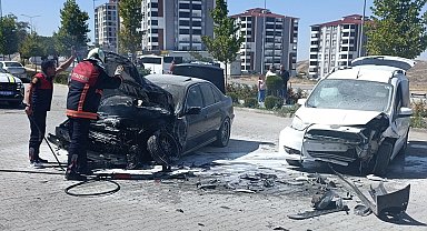 Otomobil ve hafif ticari araç çarpıştı, 1 kişi yaralandı