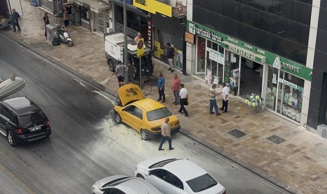 Otomobilde çıkan yangını belediye temizlik işçileri söndürdü