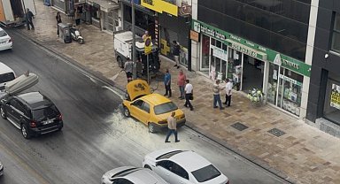 Otomobilde çıkan yangını belediye temizlik işçileri söndürdü
