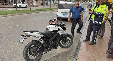 Otomobile çarpan motosiklet sürücüsü yaralandı