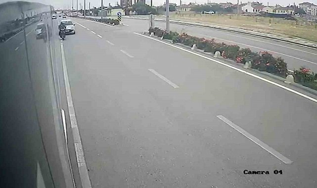 Otomobilin çarptığı elektrikli bisiklet sürücüsü havaya fırladı: O anlar kamerada