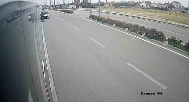 Otomobilin çarptığı elektrikli bisiklet sürücüsü havaya fırladı: O anlar kamerada