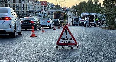 Otomobilin çarptığı genç motosiklet sürücüsü yola savruldu