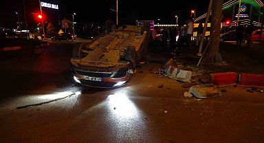 Otomobille çarpışan araç ters döndü: 2 yaralı