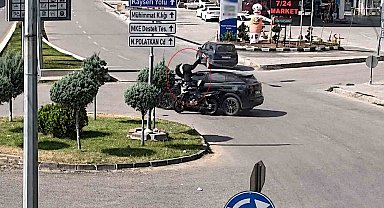 Otomobille motosikletin çarpıştığı kaza kamerada: Sürücü böyle savruldu