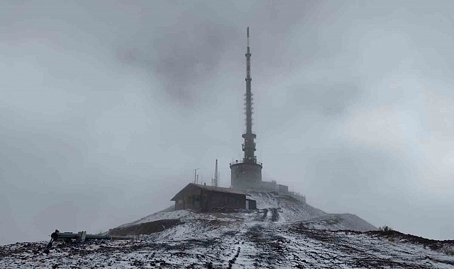 Palandöken'in zirvesi beyaza büründü: Mevsimin ilk karı Ejder Tepesi'ne yağdı
