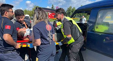 Panelvan minibüs SUV araca çarptı: 1 yaralı