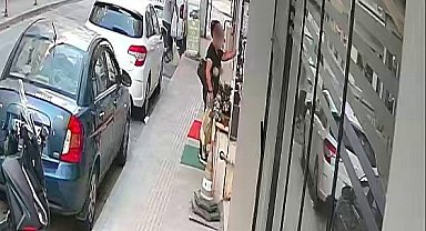 Pastırma hırsızlığı kamerada: Fırın kapısındaki poşeti alıp kayıplara karıştı