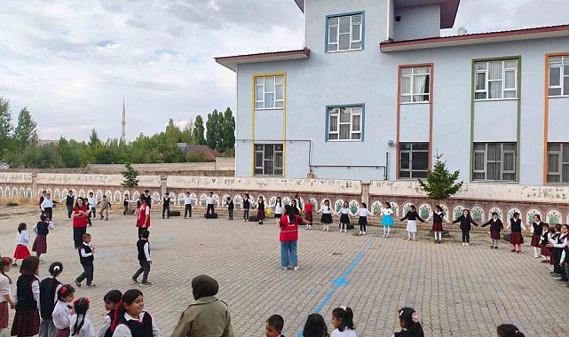 Patnos'ta Kızılay gönüllüleri öğrencilerle bir araya geldi