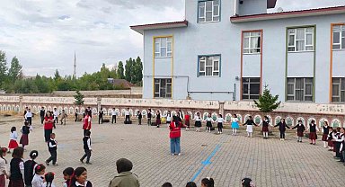 Patnos'ta Kızılay gönüllüleri öğrencilerle bir araya geldi
