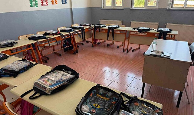 Patnos'ta yüzlerce öğrencinin yüzünü güldürdüler