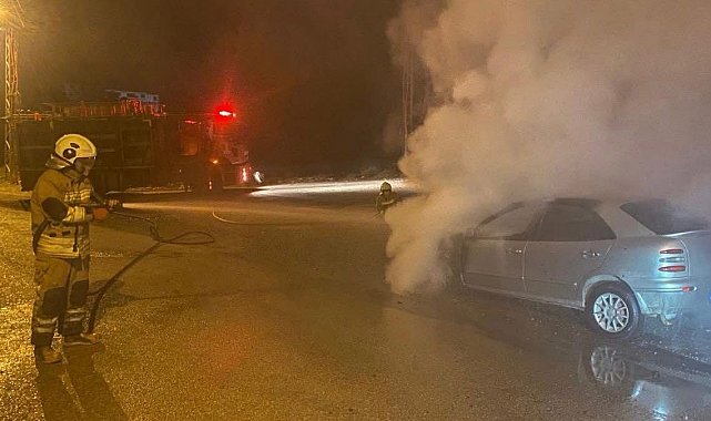 Payas'ta otomobilin motorundan alevler yükseldi