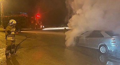 Payas'ta otomobilin motorundan alevler yükseldi