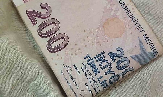 Pazar tezgâhında unuttuğu paraya esnafın dikkati sayesinde kavuştu