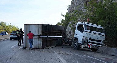 Pelet yüklü kamyon bariyerlere çarptı, kasası devrildi: 1 yaralı