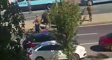 Pendik'te cadde üzerinde bıçakla dolaşan şahıs etkisiz hale getirildi