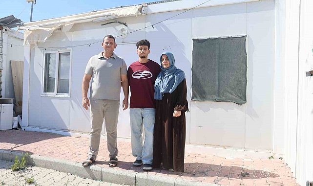 Perdeyle ikiye bölünen 18 metrekarelik konteynerde ders çalışarak tıp fakültesini kazanan depremzede Hasan'ın hayali gerçeğe döndü