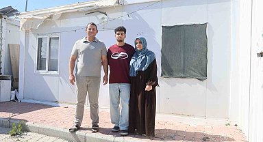 Perdeyle ikiye bölünen 18 metrekarelik konteynerde ders çalışarak tıp fakültesini kazanan depremzede Hasan'ın hayali gerçeğe döndü