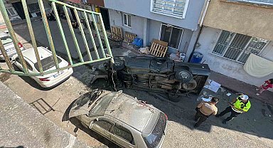 Pikap 5 metreden sokağa uçtu: 2 yaralı