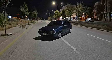 Polis ekiplerince durdurulan sürücü otomobilini terk edip kaçtı