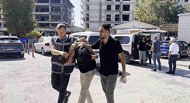 Polis kılığında yaşlı kadını dolandıran 2 şüpheli tutuklandı