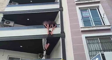 Polisin baskın yaptığı evin balkonundan kaçmaya çalışan uyuşturucu tacirinin o anları kamerada