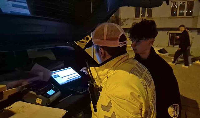 Polisin "dur" ihtarına uymayıp kırmızı ışıkta makas atarak kaçan motosikletliye 353 bin lira ceza