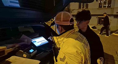 Polisin "dur" ihtarına uymayıp kırmızı ışıkta makas atarak kaçan motosikletliye 353 bin lira ceza