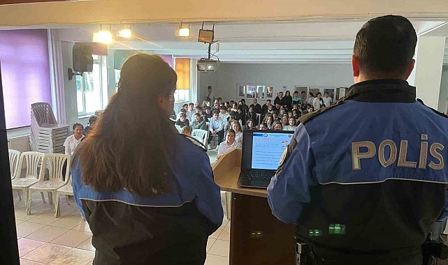 Polisler lise öğrencilerine mesleklerini tanıtıp, eğitim verdi