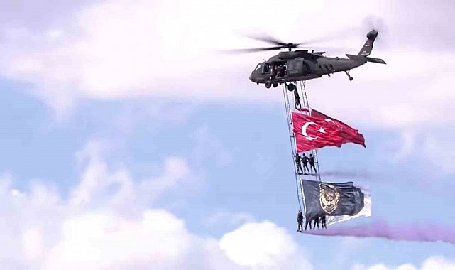 Polislerin yerli helikopterle Türk bayraklı şovu hayran bıraktı