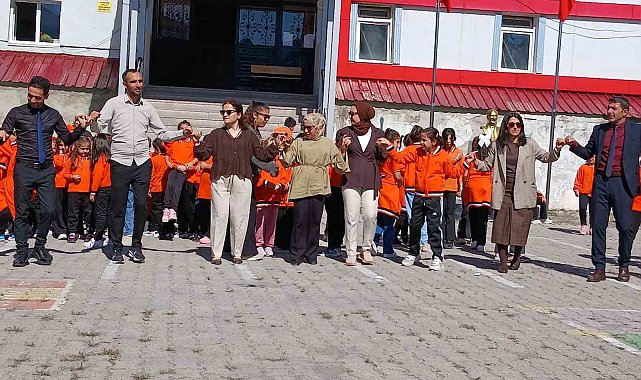 Posof'ta ilköğretim haftası davul zurnayla başladı: 49 köyün öğrencisi merkeze taşınıyor