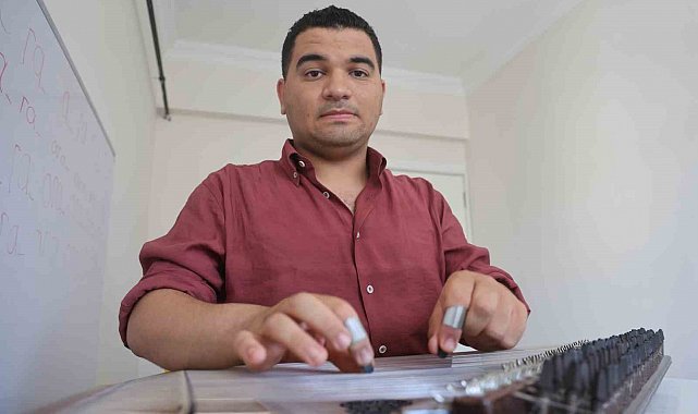 Profesörün "Okuma, yazma öğrenemez" dediği otizmli Ertuğrul, tüm engelleri aşarak annesinin 1 yaşında başlattığı eğitimle konservatuardan mezun oldu