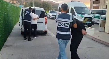 "Polis ve savcıyız" diyerek kandırdılar, altınlarla kaçarken yakalandılar