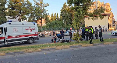 Refüjdeki ağaca çarparak devrilen motosikletin sürücüsü hayatını kaybetti