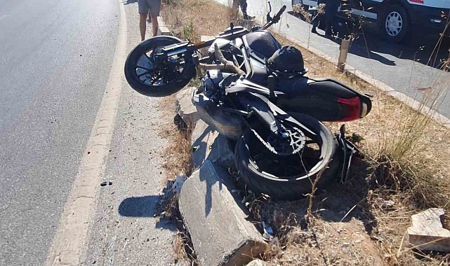 Refüje çarpan motosikletli genç hayatını kaybetti