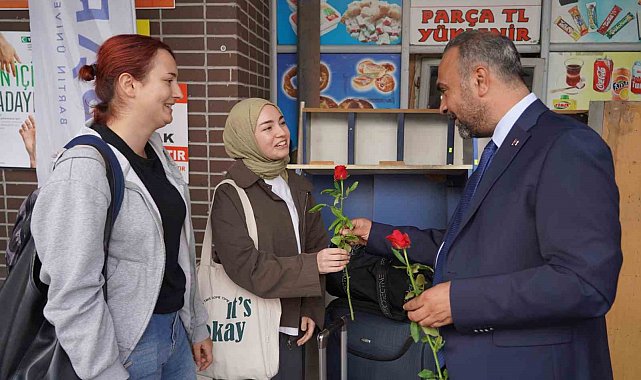 Rektör Akkaya yeni öğrencileri otogarda karşıladı