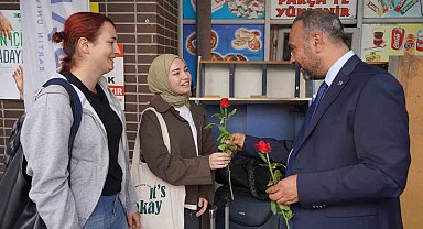 Rektör Akkaya yeni öğrencileri otogarda karşıladı