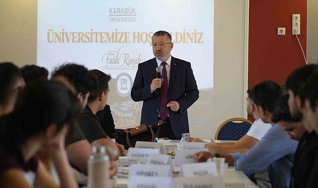 Rektör Kırışık, yeni dönemin ilk gününde öğrencilerle buluştu
