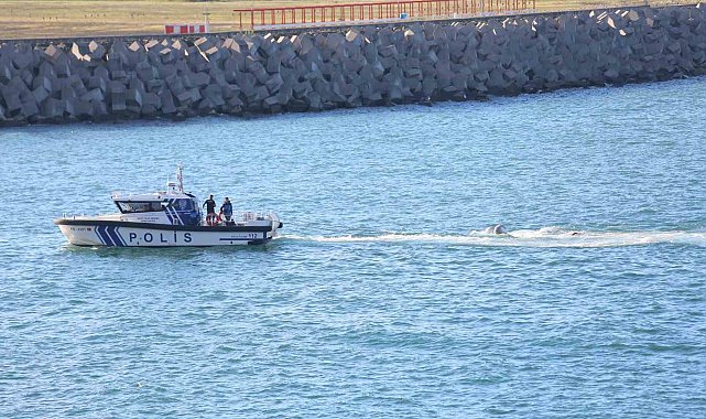 Rize açıklarına acil iniş yapan uçak limana çekildi